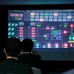 　東京電力本社で柏崎刈羽原発６号機の送電開始作業を中継するモニター＝１６日午後１０時、東京都千代田区