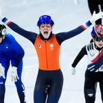 　女子１０００メートルで金メダルを獲得し、喜ぶクサンドラ・フェルゼブール。２冠となった＝ミラノ（共同）