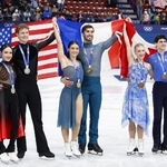 　アイスダンスの表彰式を終え、撮影に応じる（左から）銀メダルのマディソン・チョック、エバン・ベーツ組、金メダルのロランス・フルニエボードリー、ギヨーム・シゼロン組、銅メダルのパイパー・ギレス、ポール・ポワリエ組＝１１日、ミラノ