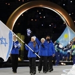 　開会式で入場行進するイスラエル選手団＝６日、イタリア・ミラノ（共同）