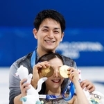 　ペアで金メダルを獲得した三浦璃来（手前）、木原龍一組＝ミラノ（共同）
