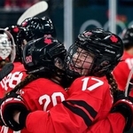 　アイスホッケー女子準決勝でスイスに競り勝って喜ぶカナダの選手ら＝１６日（ロイター＝共同）