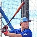 　フリー打撃を行うブルージェイズ・岡本＝ダンイーデン（共同）