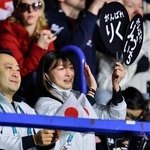 　三浦璃来、木原龍一組のペア・フリーの演技に涙し、拍手を送る坂本花織＝ミラノ（共同）