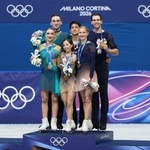 　１６日に行われたフィギュアスケート・ペアのメダリストたち。左のジョージア代表の２人と、右端のドイツ代表の男子選手がロシア出身だ（ＡＰ＝共同）