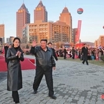 　平壌の和盛地区で完工式に出席した北朝鮮の金正恩朝鮮労働党総書記（手前右）と娘（同左）＝１６日（朝鮮中央通信＝共同）