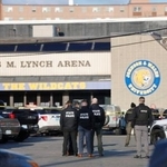 　１６日、米東部ロードアイランド州で銃撃があったアイスホッケー場付近（ロイター＝共同）