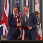 　握手するミリバンド英エネルギー安全保障・ネットゼロ相（左）と米カリフォルニア州のニューサム知事＝１６日、ロンドン（Ｙｕｉ　Ｍｏｋ／ＰＡ通信提供・ＡＰ＝共同）