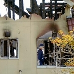 　住宅で火災が発生し、敷地内で男性が死亡しているのが見つかった事件の現場検証＝１７日午前１０時１４分、広島県東広島市