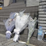 　殺害された新庄博志さんの自宅前に手向けられた花束＝２０２４年６月、大津市