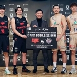 　バスケットボール「Ｂリーグ・プレミア」などの日程が決まり、写真に納まるＡ東京（左）と琉球の選手ら。中央は島田慎二チェアマン＝１７日、東京都内