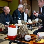　「惣田正月十七日講」で振る舞われたゴボウ料理やご飯＝１７日午前、福井県越前市