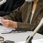 　記者会見する女性検事＝１７日午後、大阪市北区