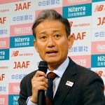 　名古屋ウィメンズマラソンの招待選手を発表し、記者会見する日本陸連の高岡寿成シニアディレクター＝１７日、名古屋市