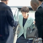 　首相官邸に入る高市首相＝１７日午前