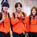 　羽田空港に帰国しメダルを披露するスノーボード・ハーフパイプの（左から）山田琉聖、戸塚優斗、小野光希＝１７日