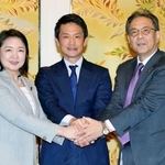 　会談後、握手する（左から）公明党の竹谷代表、中道改革連合の小川代表、立憲民主党の水岡代表＝１７日午後、国会