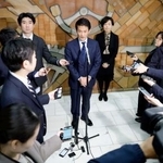 　連合の芳野友子会長と会談し、取材に応じる中道改革連合の小川代表（中央）＝１７日午後、東京都千代田区