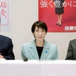 　自民党役員会に臨む（左から）鈴木幹事長、高市首相、麻生副総裁＝１７日午前、東京・永田町の党本部