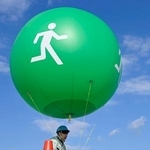 　仙台市宮城野区の津波避難タワーから掲げられた避難場所を知らせるバルーン型標識＝１７日午後