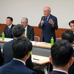 　自民党の新人議員向けの研修会であいさつする鈴木幹事長（右から２人目）。右端は「中央政治大学院」の斎藤健学院長代行＝１７日午後、東京・永田町の党本部