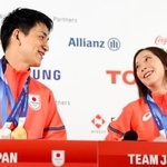 　メダルを胸に記者会見する三浦璃来（右）、木原龍一組＝１７日、イタリア・ミラノ（共同）