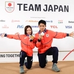 　記者会見を終え、メダルを手にポーズをとる三浦璃来（左）、木原龍一組＝１７日、イタリア・ミラノ（共同）