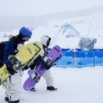 　女子スロープスタイル決勝が悪天候のため延期となり、引き揚げる深田茉莉（左）、岩渕麗楽＝リビーニョ（共同）