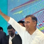 　バングラデシュ・ダッカで記者会見後、ピースサインをするラーマン氏＝１４日（共同）