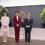　第１００回国風盆栽展を鑑賞される天皇、皇后両陛下と愛子さま、寛仁親王妃信子さま＝１７日午後、東京都台東区の東京都美術館（代表撮影）