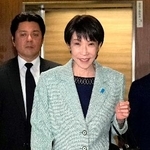 　自民党役員会に向かう高市首相。衆院選圧勝で誕生した「巨大与党」は数の力を背景に、２０２６年度予算案の早期成立を最優先に進める＝１７日午前、東京・永田町の党本部