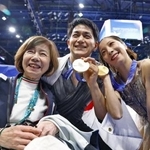 　ミラノ・コルティナ冬季五輪のフィギュアスケート・ペアで金メダルを獲得し、日本スケート連盟の小林芳子前フィギュア強化部長（左）と写真に納まる三浦璃来（右）と木原龍一＝１６日、イタリア・ミラノ（共同）