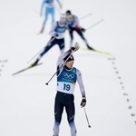 　男子個人ラージヒル　後半距離でゴールする渡部暁斗＝テーゼロ（共同）