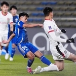 　町田-成都　前半、ゴールを狙う町田・徳村（中央）＝Ｇスタ