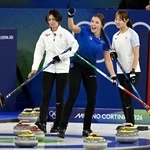 　日本-イタリア　第１０エンド、相手の最終ショットが決まり、肩を落とす吉村（左）と小林（右）＝コルティナダンペッツォ（共同）