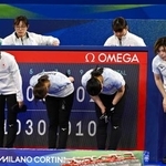 　イタリアに敗れ、一礼する（左から）吉村、小林、近江谷、小野寺。１次リーグ敗退が決まった＝コルティナダンペッツォ（共同）