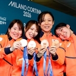 　女子団体追い抜きで獲得した銅メダルを見せる（左から）堀川桃香、佐藤綾乃、高木美帆、野明花菜＝ミラノ（共同）