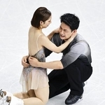 　ペア・フリーの演技を終え感極まる三浦璃来（左）、木原龍一組＝１６日、ミラノ（共同）