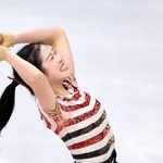 　女子ＳＰの演技を終え、ガッツポーズする中井亜美＝ミラノ（共同）