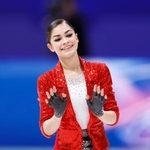 　女子ＳＰの演技を終え、手を振るアデリア・ペトロシャン＝ミラノ（共同）