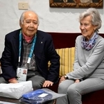 　７０年前の五輪で宿泊していたホテルを訪れ、再会したマヌエラ・アンジェリさん（右）と当時を懐かしむ猪谷千春さん＝１７日、コルティナダンペッツォ（共同）