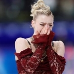 　女子ＳＰの演技を終え、涙ぐむアンバー・グレン＝ミラノ（共同）