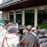 　ＷＢＣ日本代表の強化合宿を訪れ、ブルペンで練習する選手を見守るファン＝１７日、宮崎市