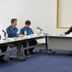 　ＫＫ運営会議の初会合であいさつする佐藤敏秀議長（右）。左端は東京電力ＨＤの小早川智明社長＝１８日午前、新潟県の柏崎刈羽原発