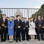 　国会の開門を待つ議員ら＝１８日午前７時５８分