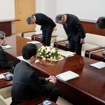 　東北電力東通原発で記録不正が見つかった問題で青森県庁を訪れ陳謝する石山一弘社長（奥中央）ら＝１８日午前