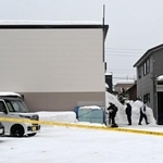 　屋根から雪が落ち人が生き埋めになった現場の周辺＝１８日午前１１時５９分、札幌市白石区