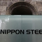 　日本製鉄本社が入るビル前のロゴ＝２０２５年８月、東京・丸の内