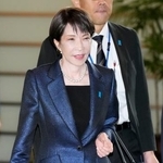 　首相官邸に入る高市早苗首相＝１８日午前８時５４分