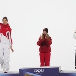 　１６日、フリースタイルスキー女子ビッグエア決勝で２位となった中国の谷愛凌（左）＝リビーニョ（ＡＰ＝共同）